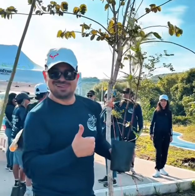 EPS Global Querétaro team planting trees at Parque Palmares