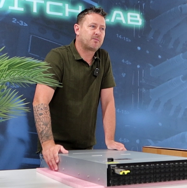 Barry McGinley unboxing the Celestica DS5000 800G switch